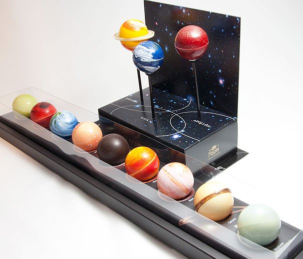 علبة شوكولاتة على شكل كواكب المجموعة الشمسية 